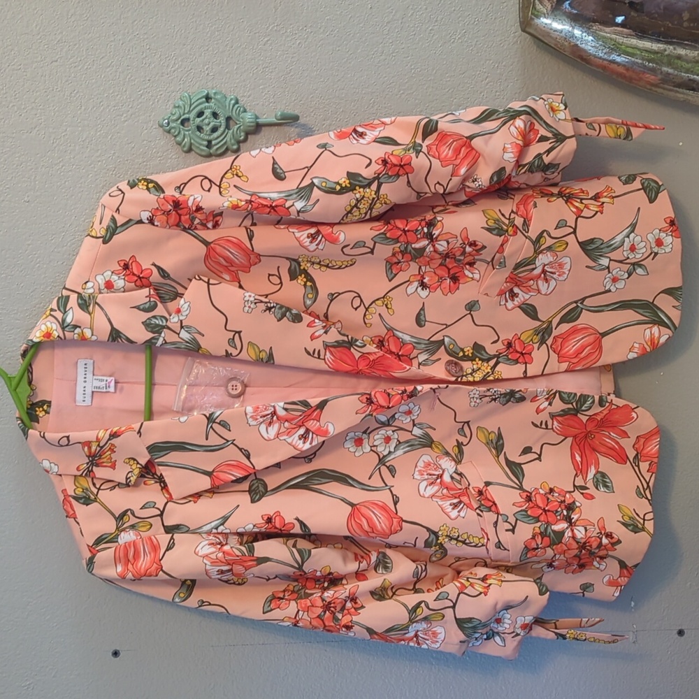 NWOT Gorgeous Floral Blazer